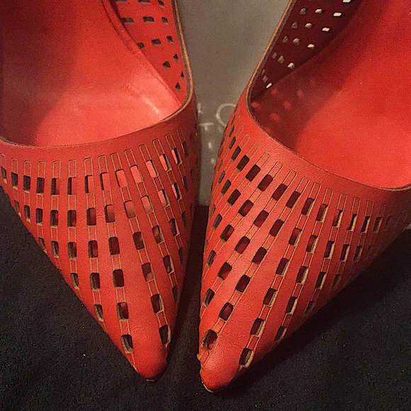 👠💥HOST PICK💥MANOLO BLAHNIK - LEATHER CUTOUT ACCENT PUMPS - Picture 11 of 13